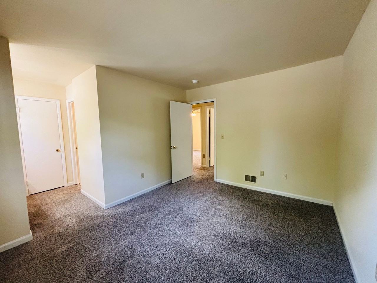 111 Canterbury Ct - Photo 6 of 25