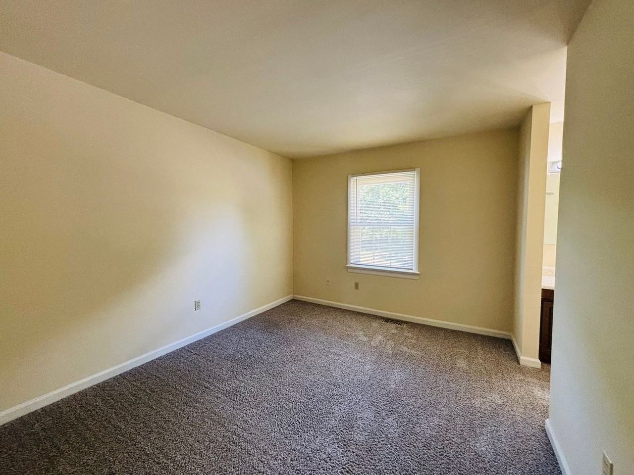 111 Canterbury Ct - Photo 7 of 25