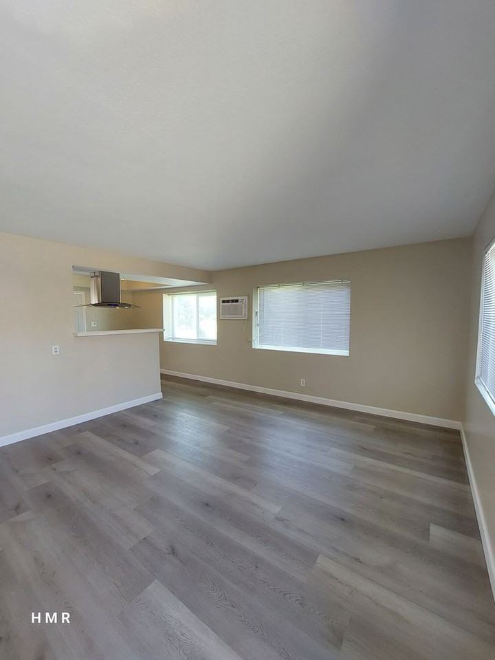 5386 Kingsley St - Photo 3 of 17