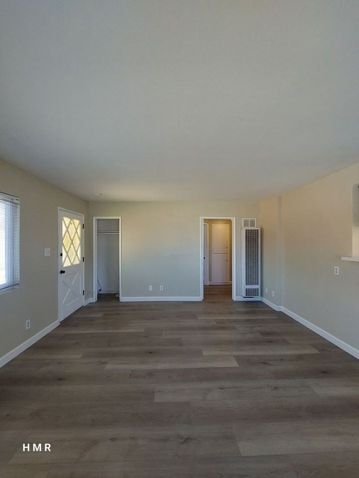5386 Kingsley St - Photo 4 of 17