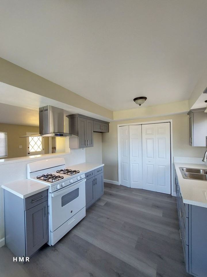 5386 Kingsley St - Photo 5 of 17