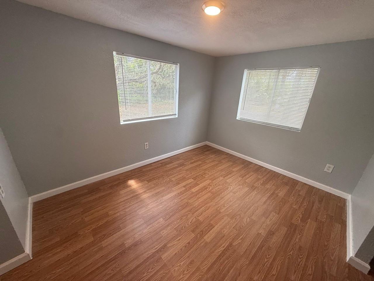 10637 Houston Ave - Photo 4 of 16
