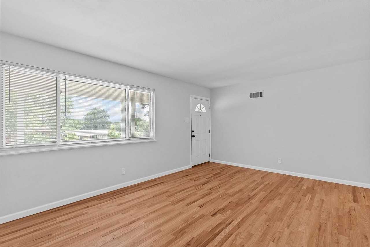 2629 Glenoak Dr - Photo 4 of 21