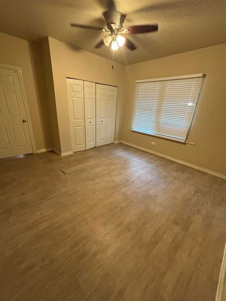 127 Albany Ave - Photo 5 of 7