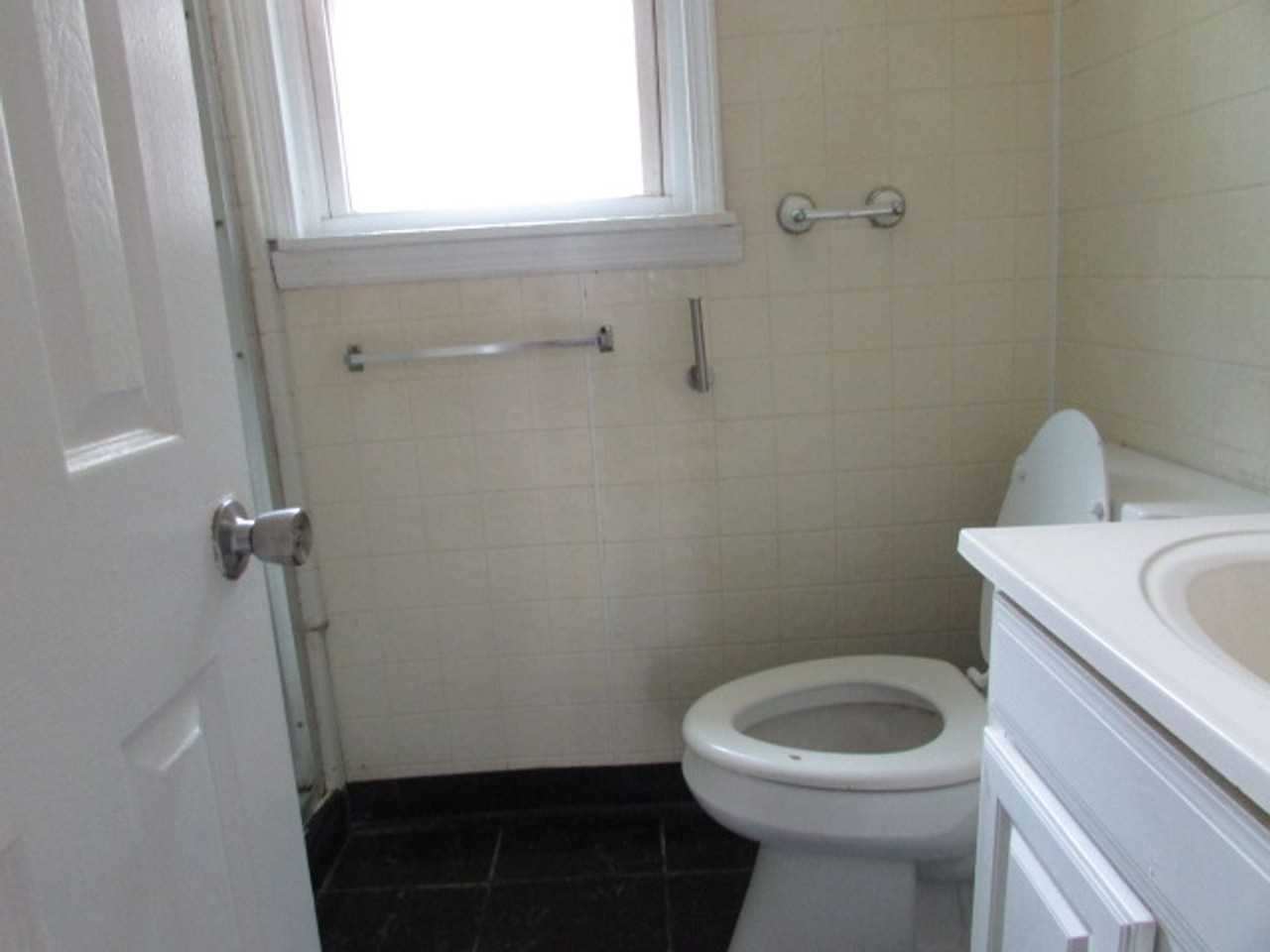 307 1/2 Manning Ave - Photo 6 of 12