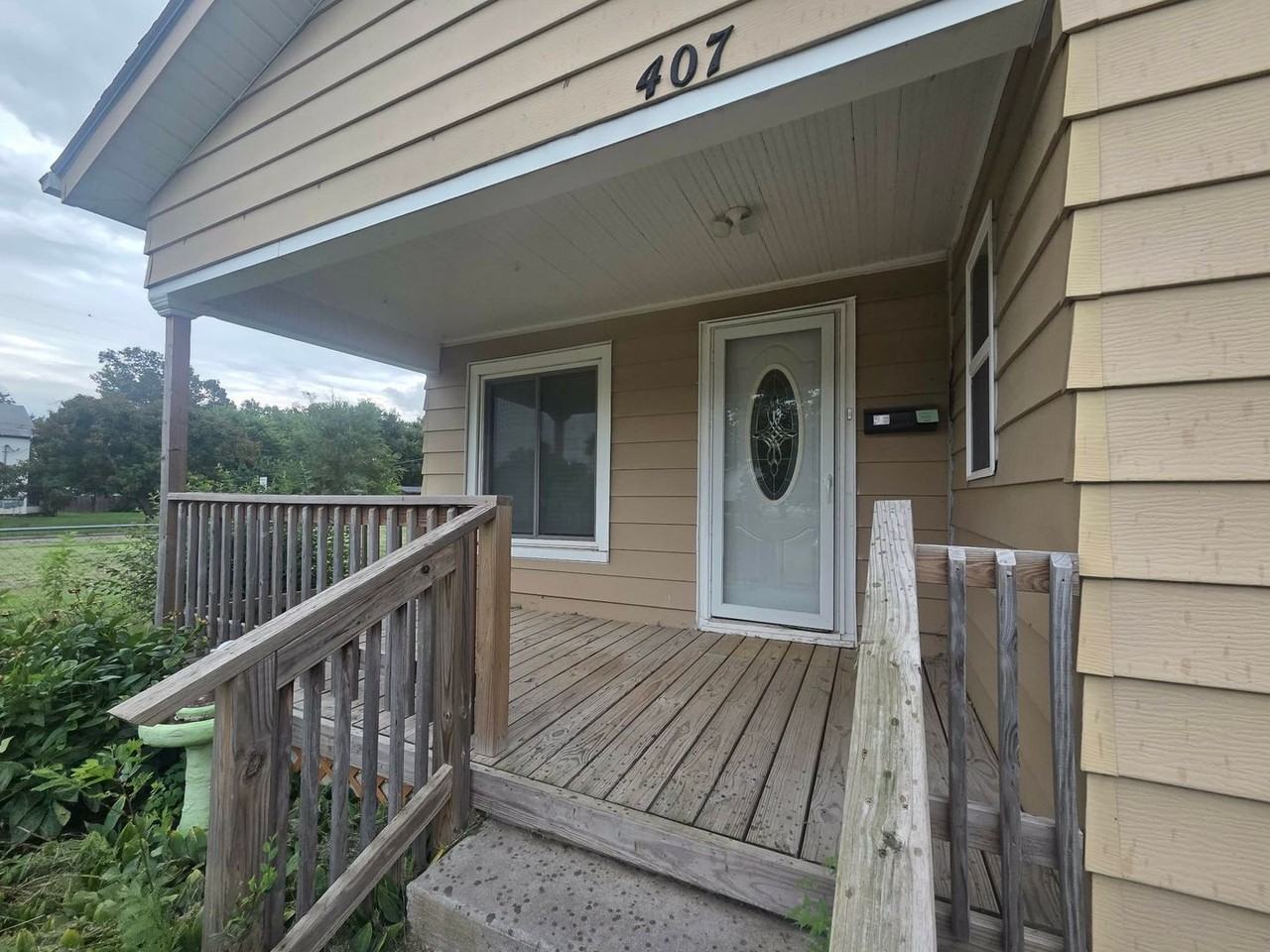 407 W 9th St - Photo 2 of 18