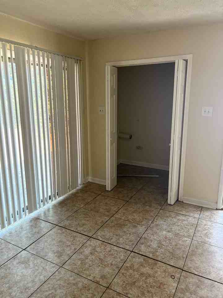 209 Harold St - Photo 4 of 17