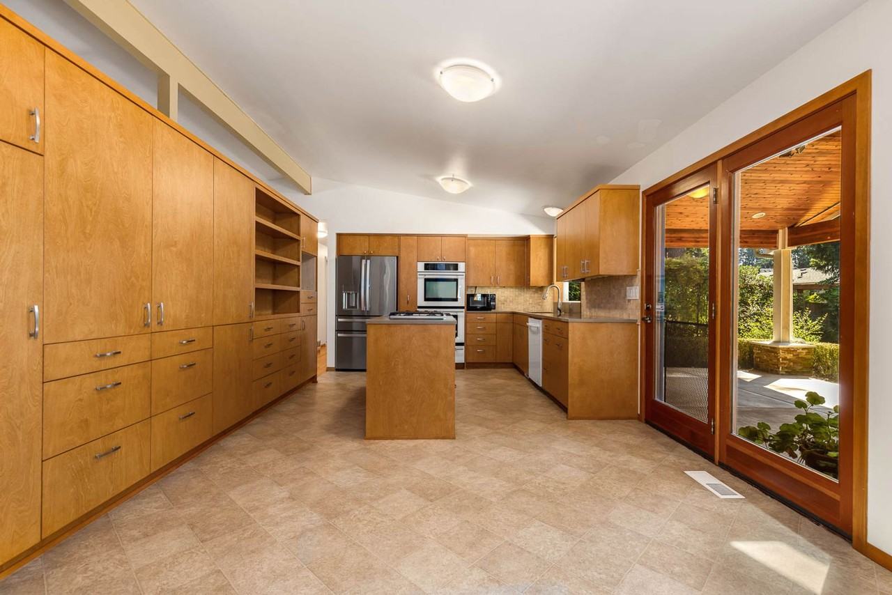 11237 110th Ave Ne - Photo 5 of 19