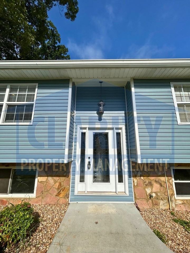 327 Homestead St Ne - Photo 2 of 27