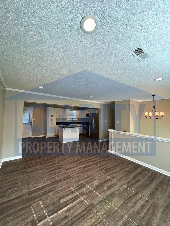 327 Homestead St Ne - Photo 5 of 27