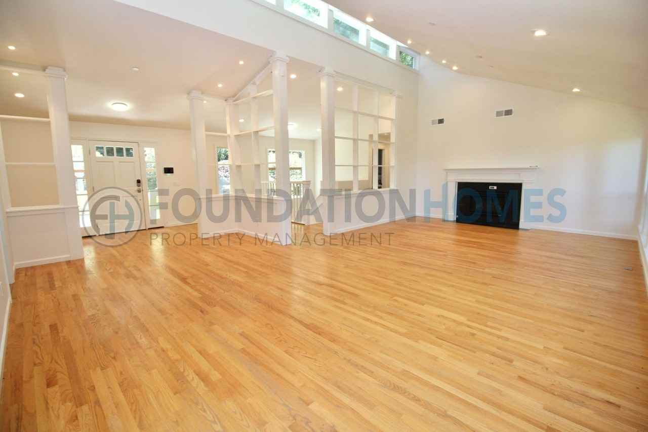 309 Crown Rd - Photo 3 of 26