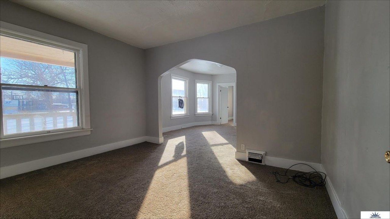 2423 Templeton St - Photo 2 of 12