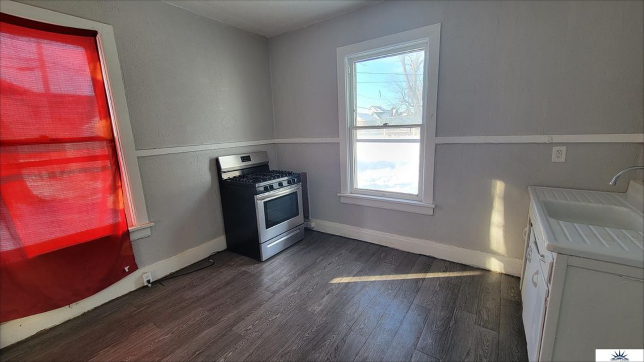 2423 Templeton St - Photo 4 of 12
