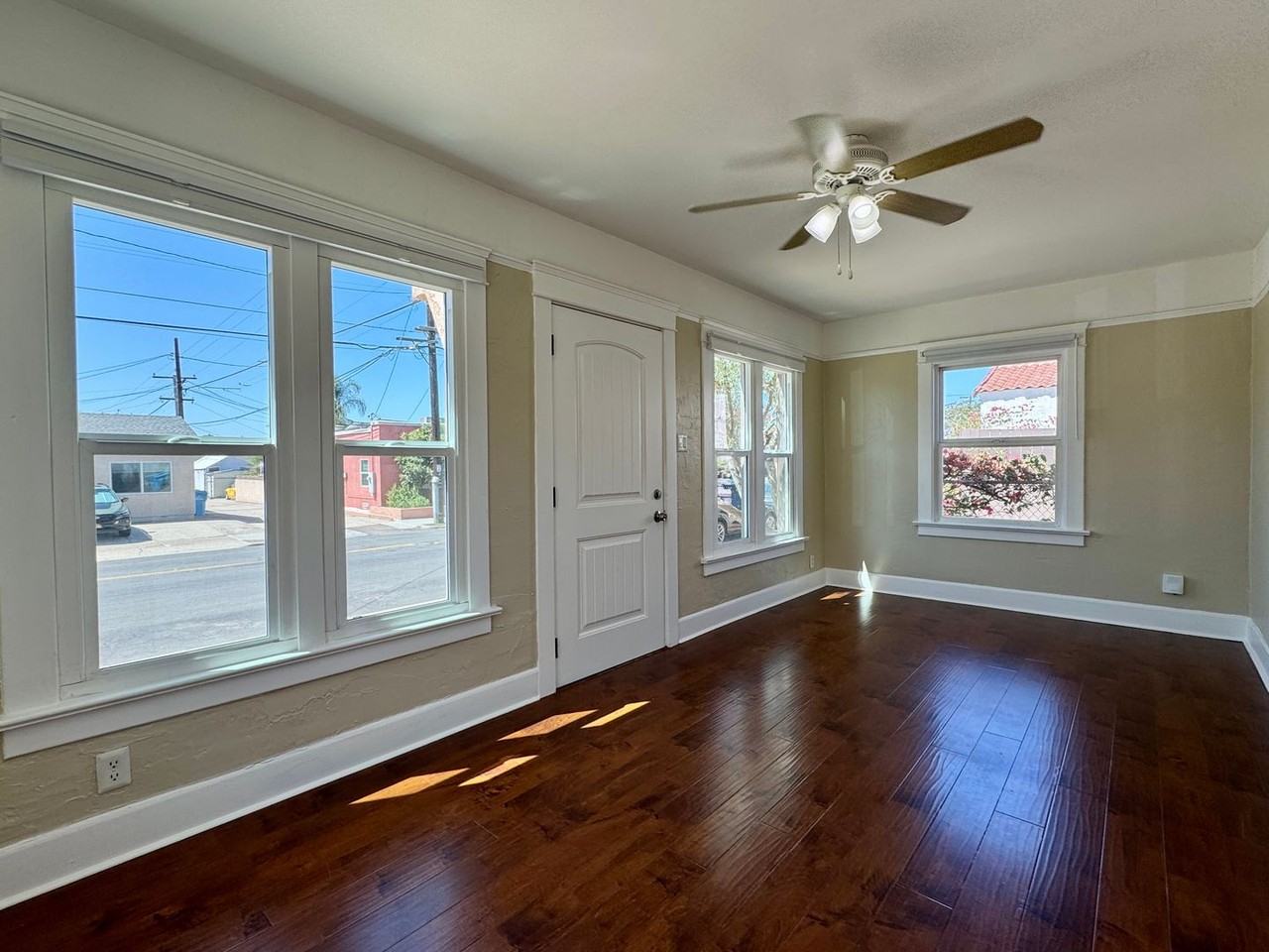 3320 Redwood St - Photo 3 of 35
