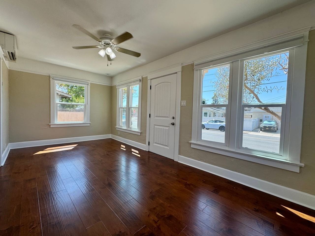 3320 Redwood St - Photo 4 of 35