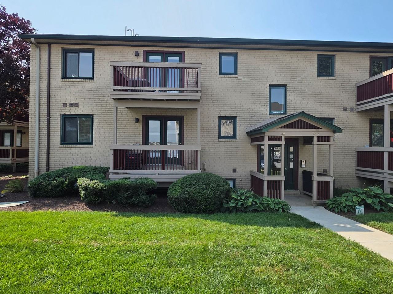 3603 Eastview Ln - Photo 2 of 12