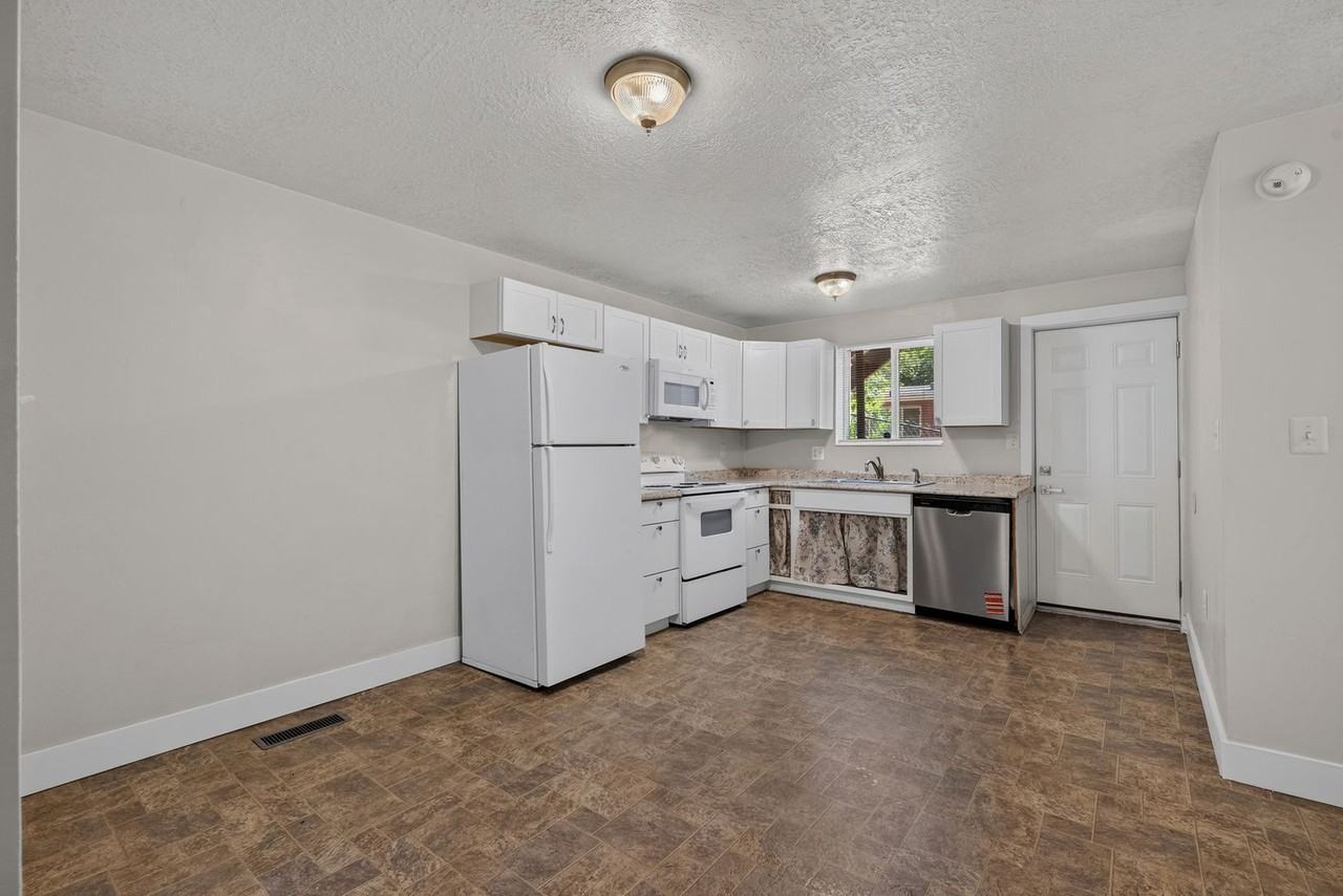349 N 800 E - Photo 5 of 25