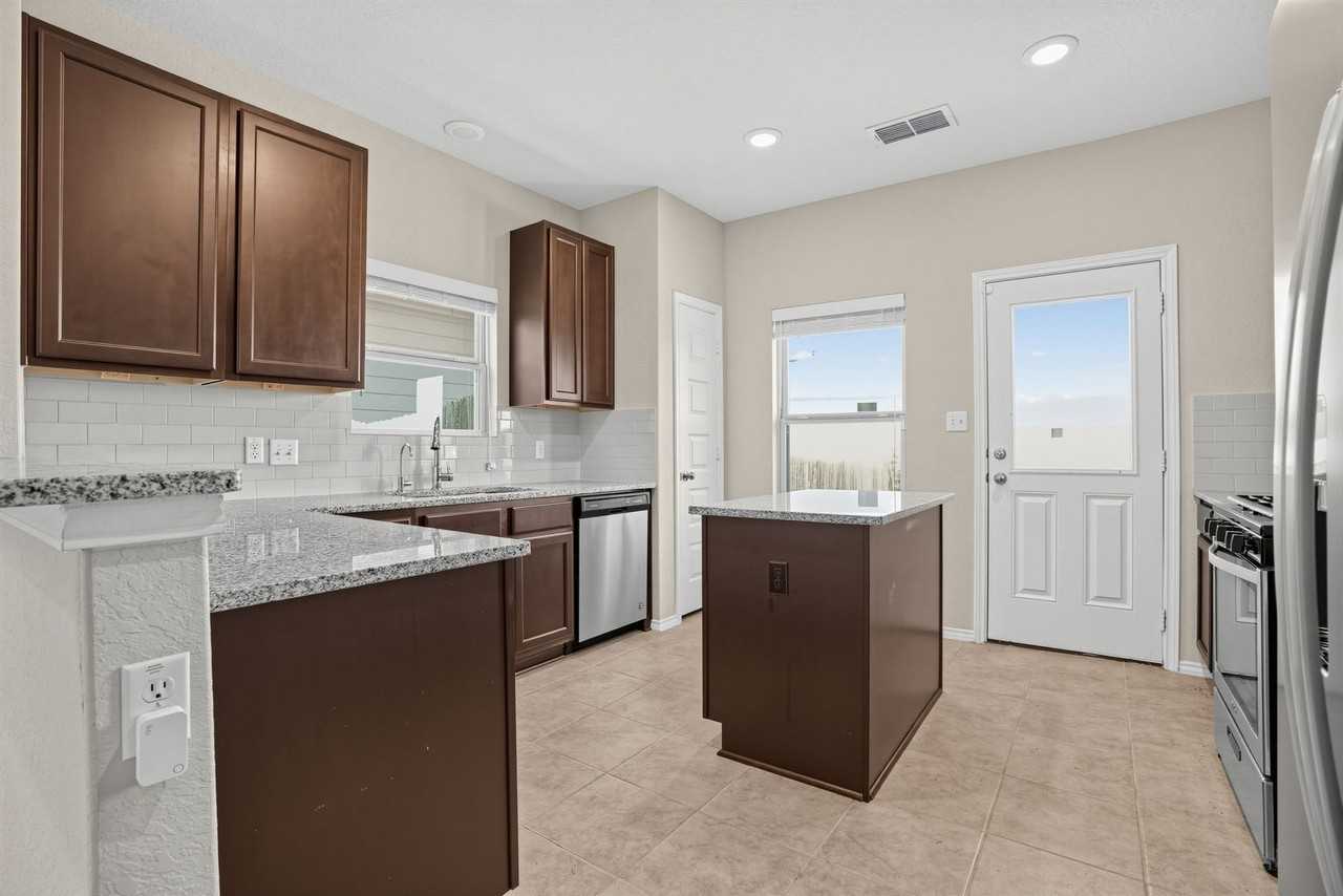 5502 Daniel Way - Photo 6 of 20