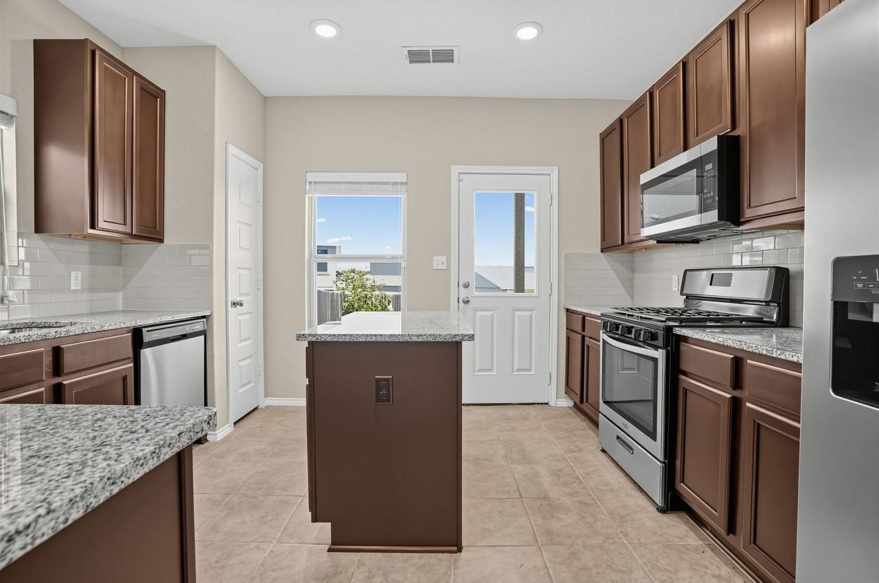 5502 Daniel Way - Photo 7 of 20