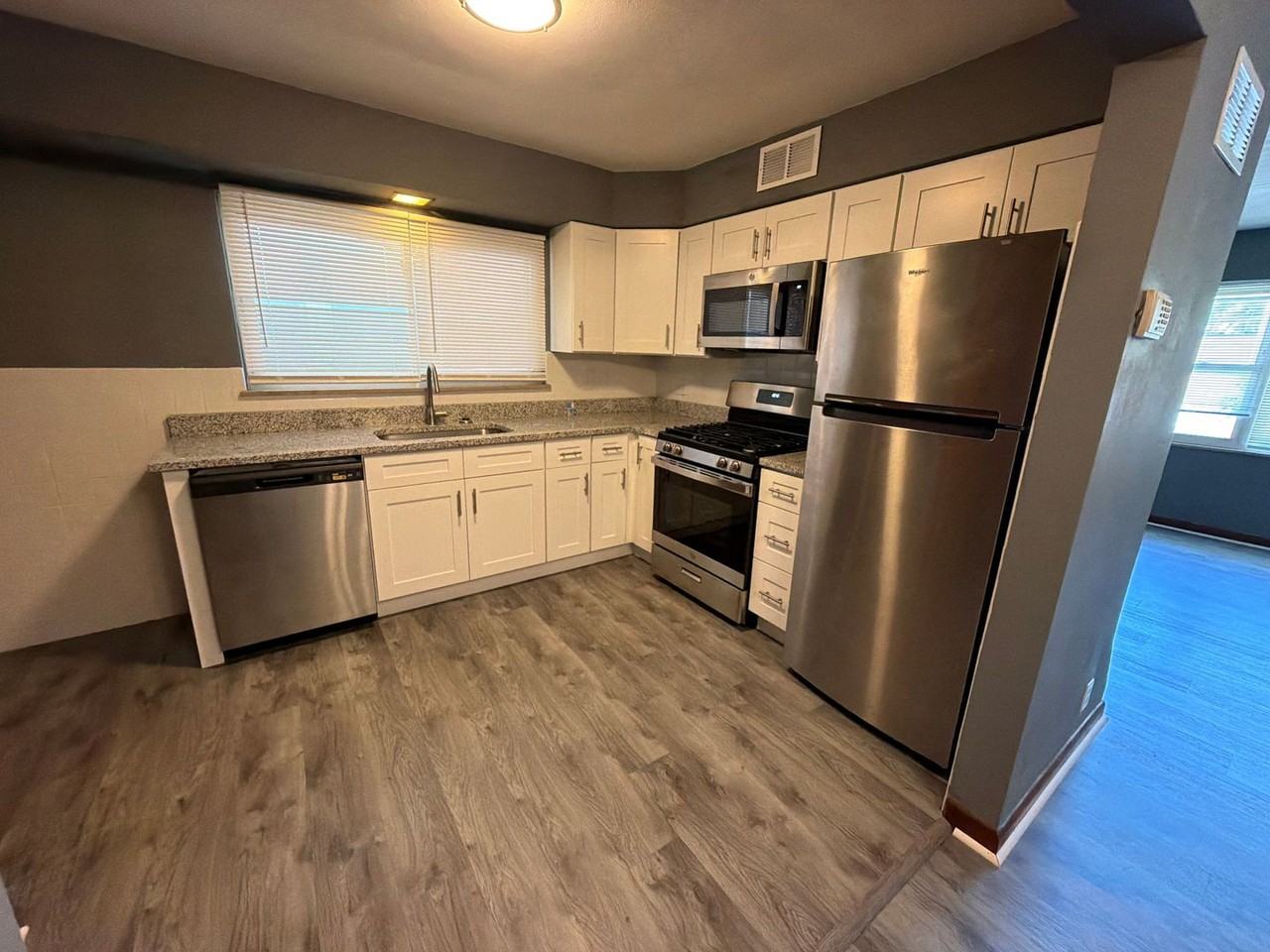 3238 S Compton Ave - Photo 4 of 8