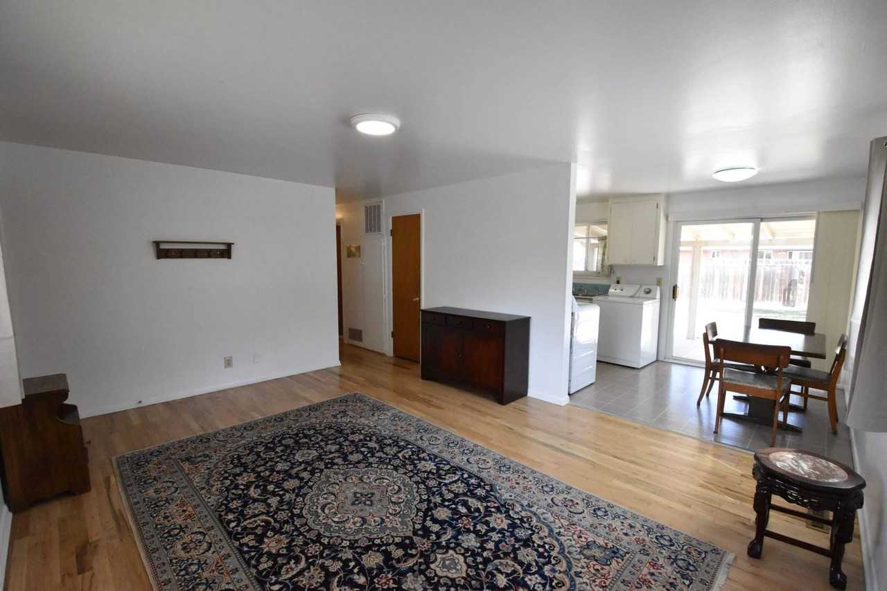 910 35th St - Photo 5 of 28