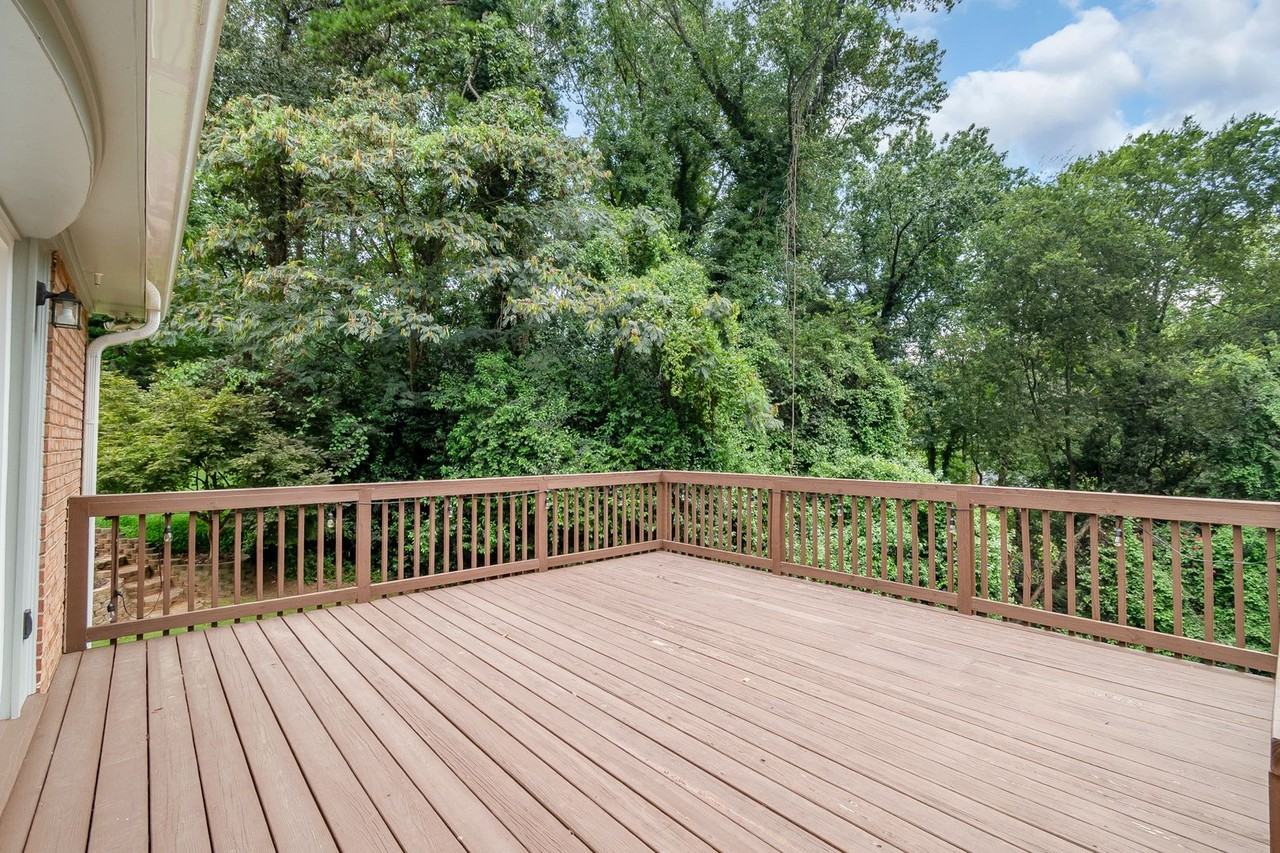 6700 Woodstock Dr - Photo 5 of 47