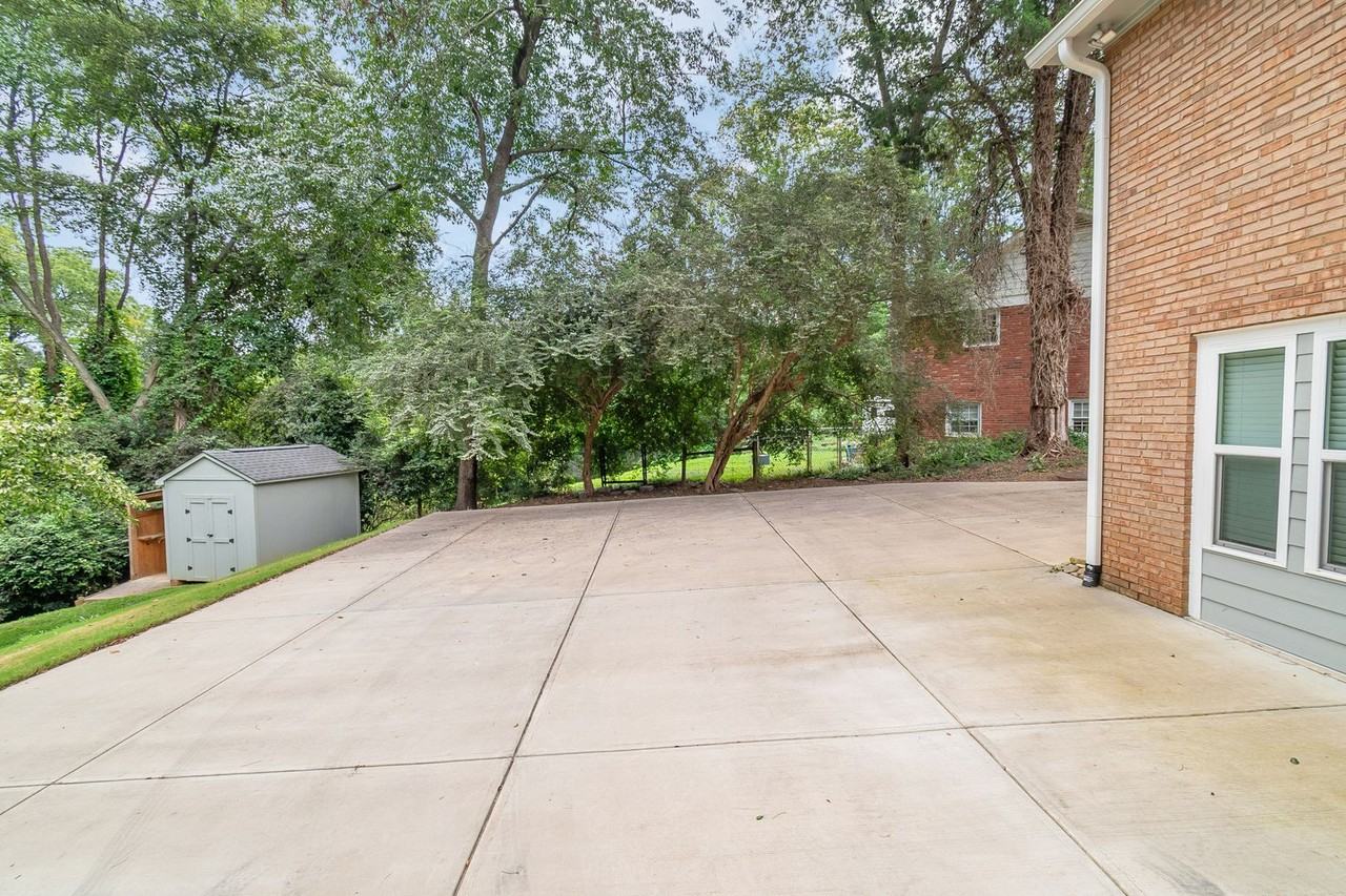 6700 Woodstock Dr - Photo 6 of 47