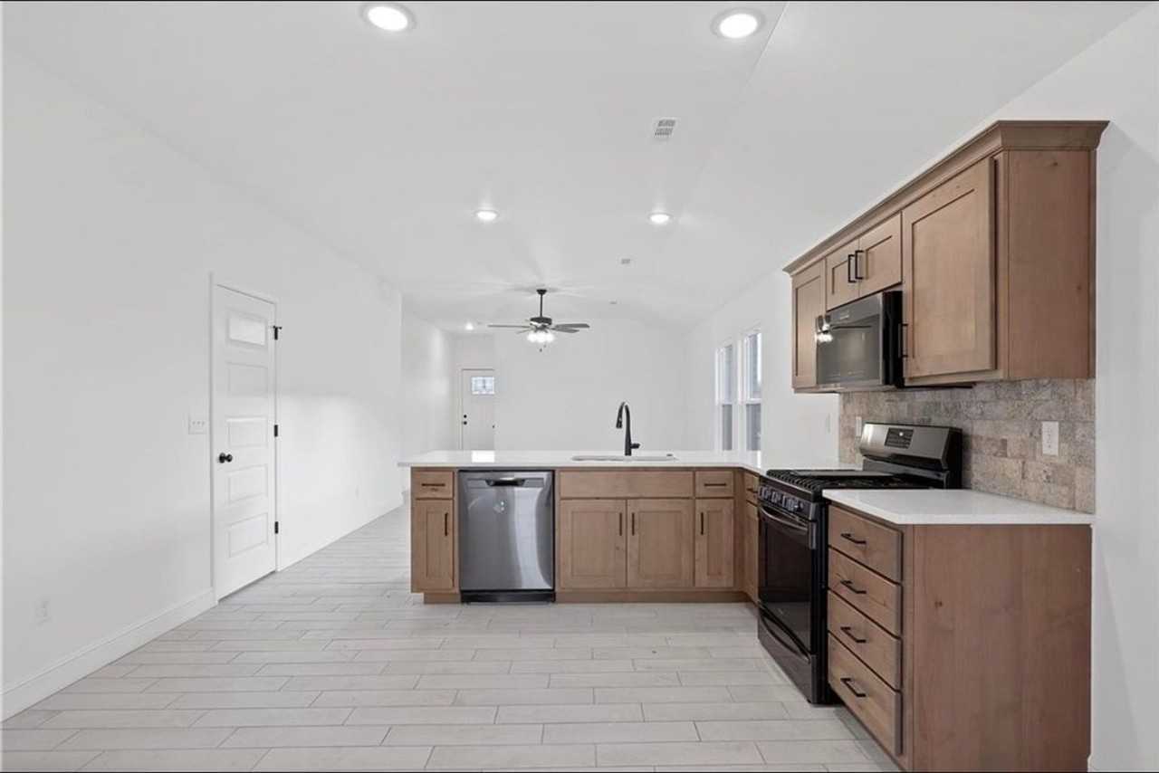1512 Lowery St - Photo 4 of 16