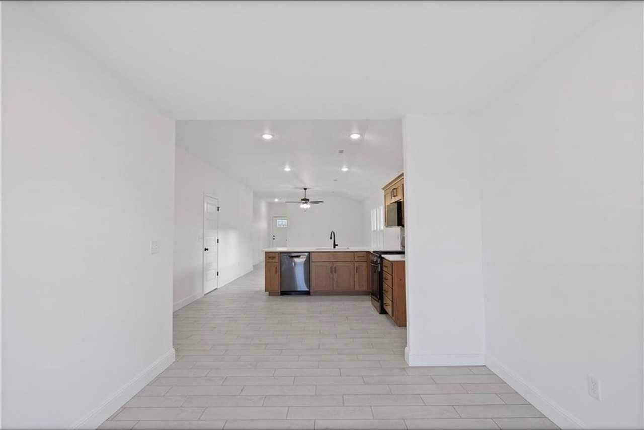 1512 Lowery St - Photo 5 of 16
