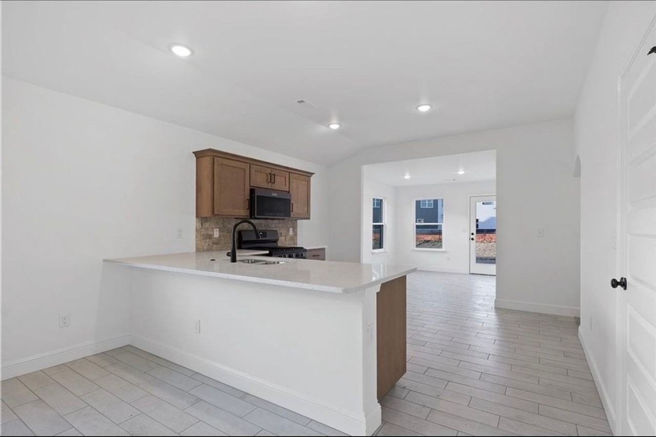 1512 Lowery St - Photo 6 of 16
