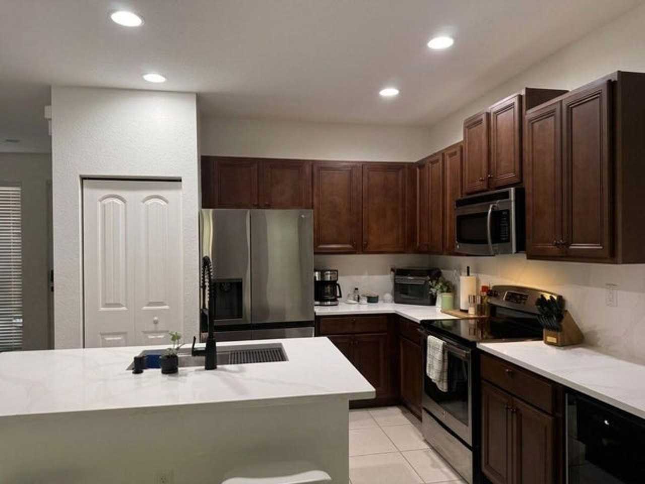 1091 Nw 33rd St - Photo 2 of 15