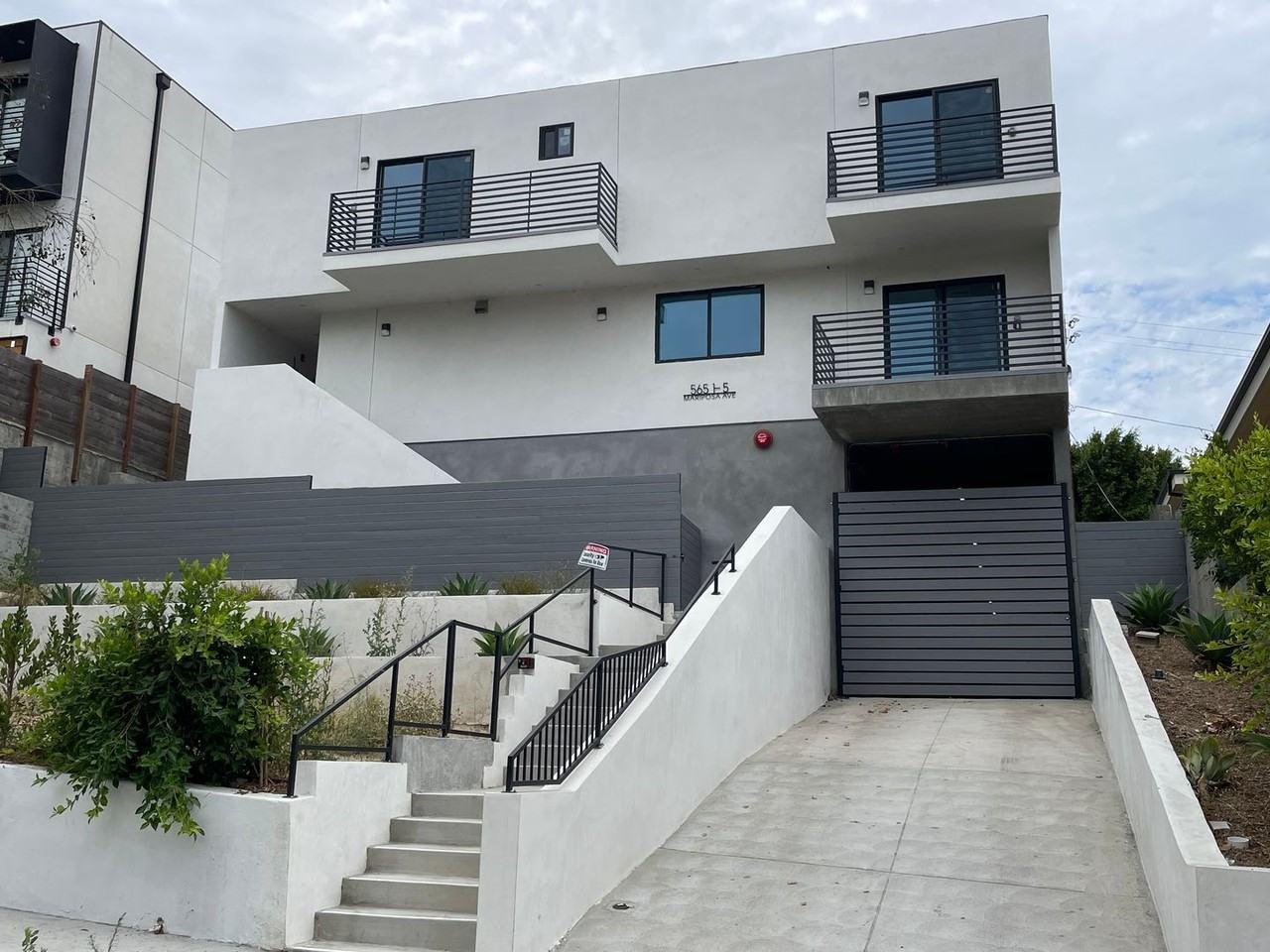 565 N Mariposa Ave - Photo 2 of 40