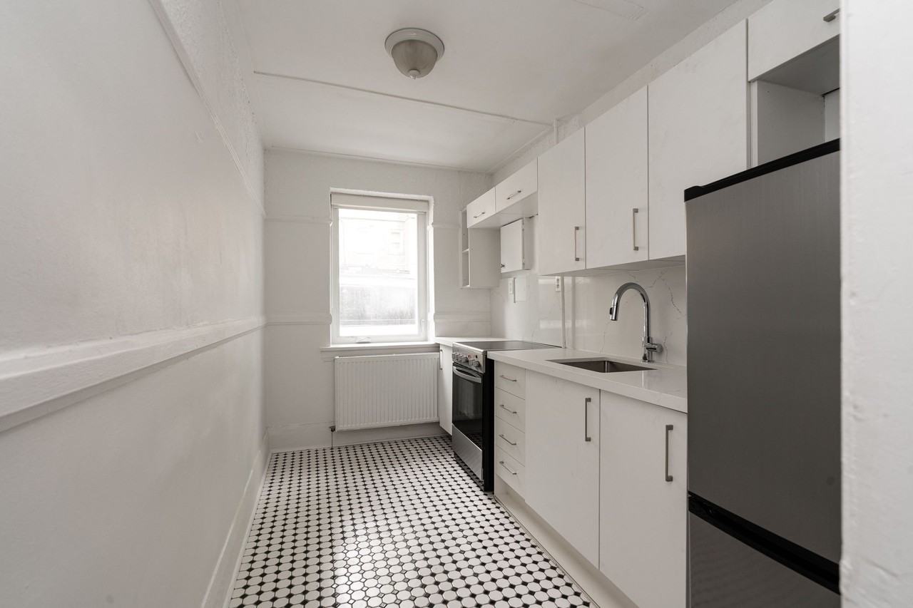 100 Vaughan Road - Photo 2 of 10