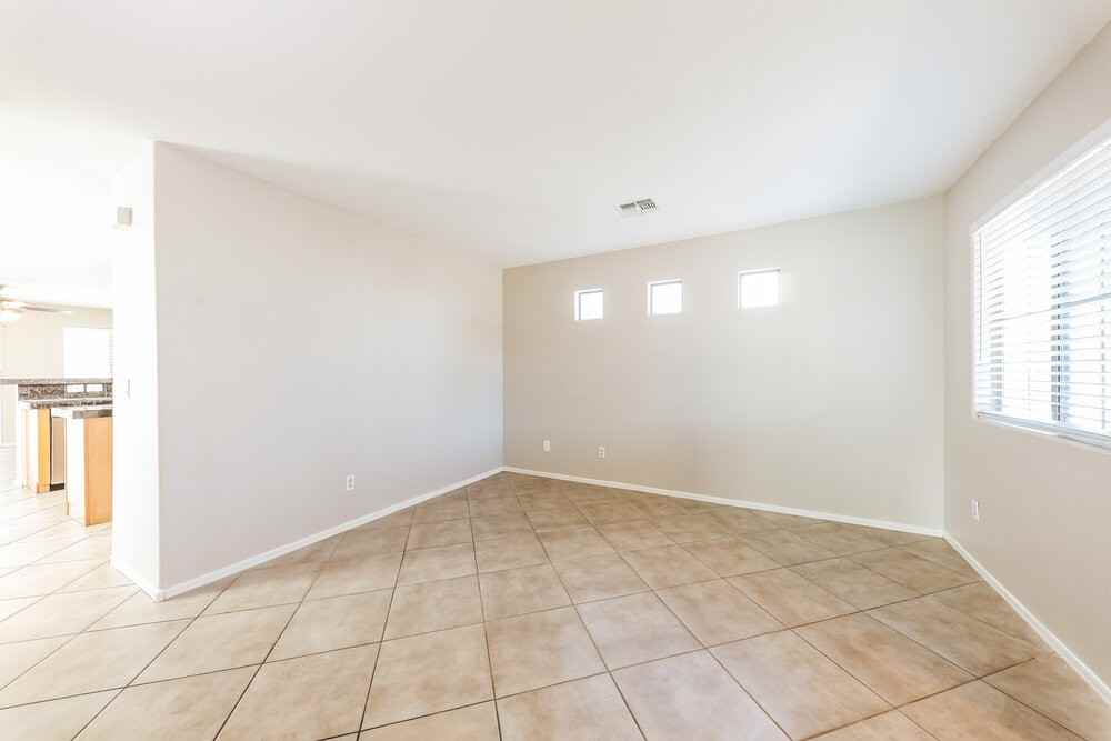 17423 W Watson Ln - Photo 5 of 17