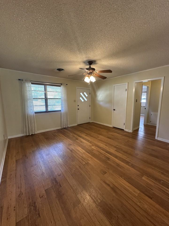 1204 E Stone St #1 - Photo 4 of 11