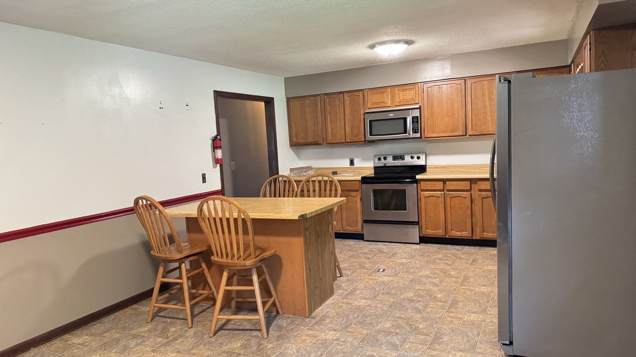 1305 Ridgeway Cir #1 - Photo 4 of 19