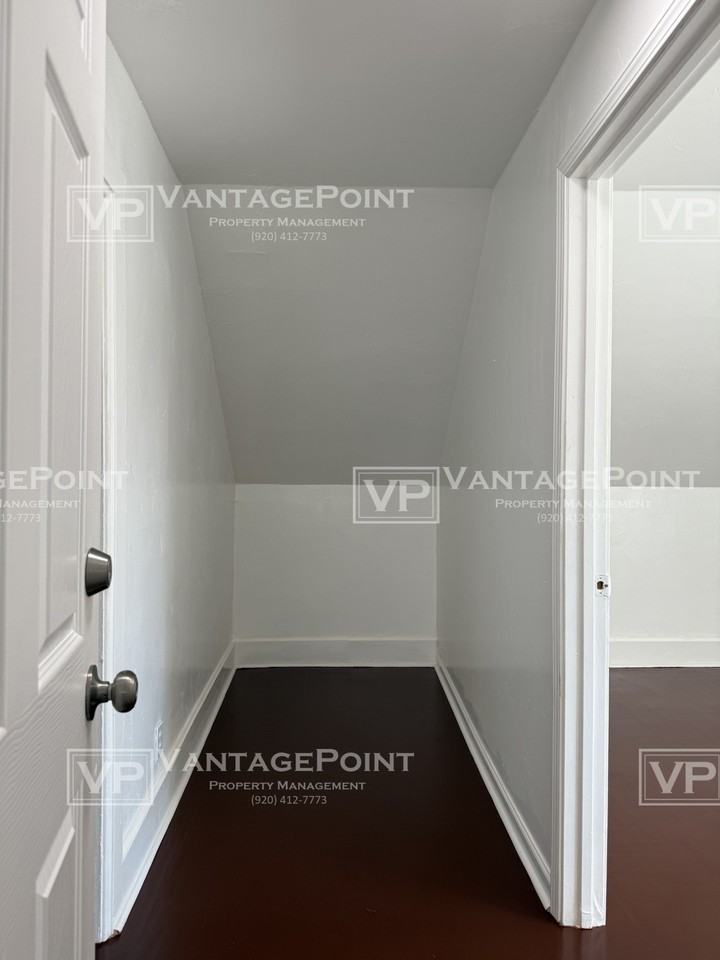 1125 Harvey St Uppr - Photo 2 of 21