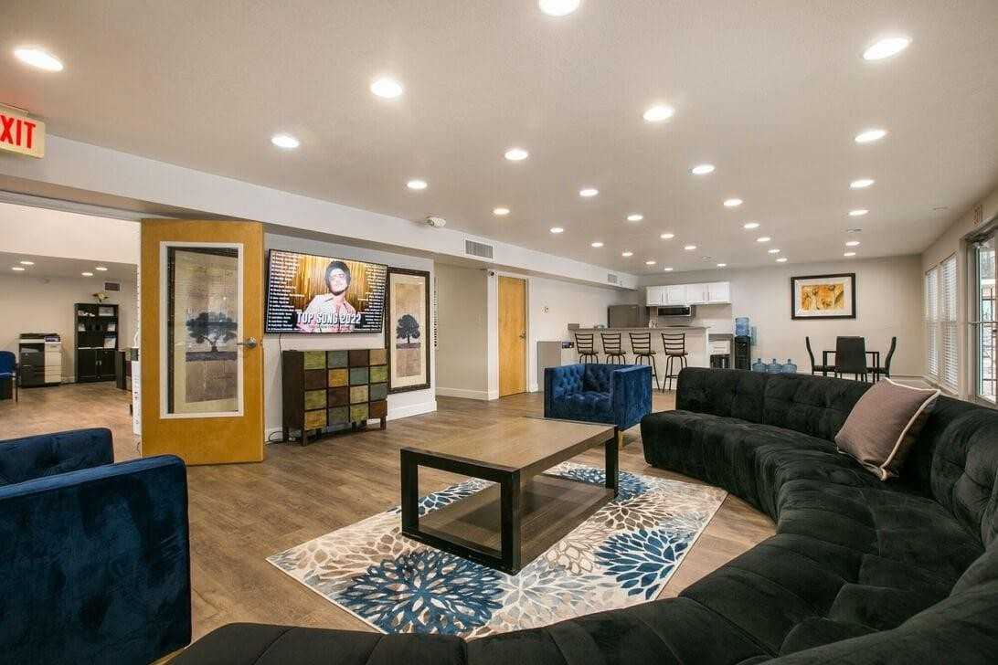 4401 Montgomery Blvd Ne - Photo 4 of 16