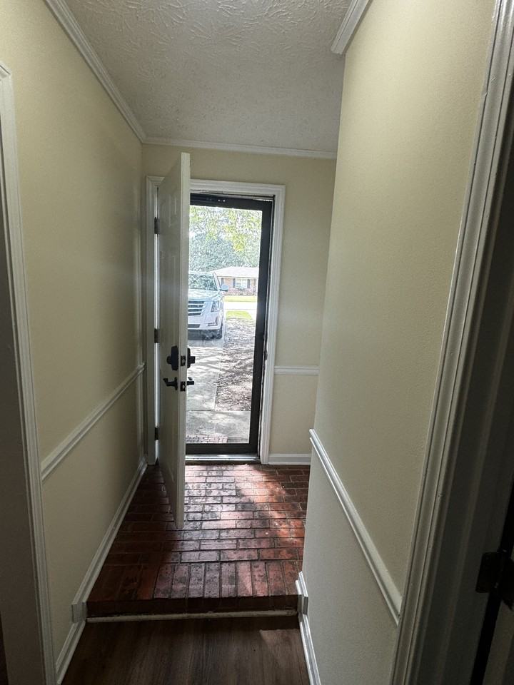 482 Huntington Rd #1 - Photo 5 of 24
