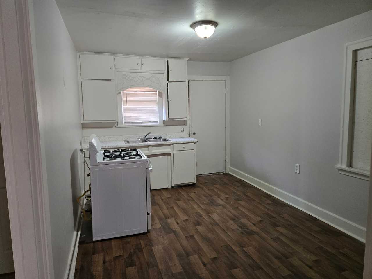 706 W 16th St - Photo 3 of 6