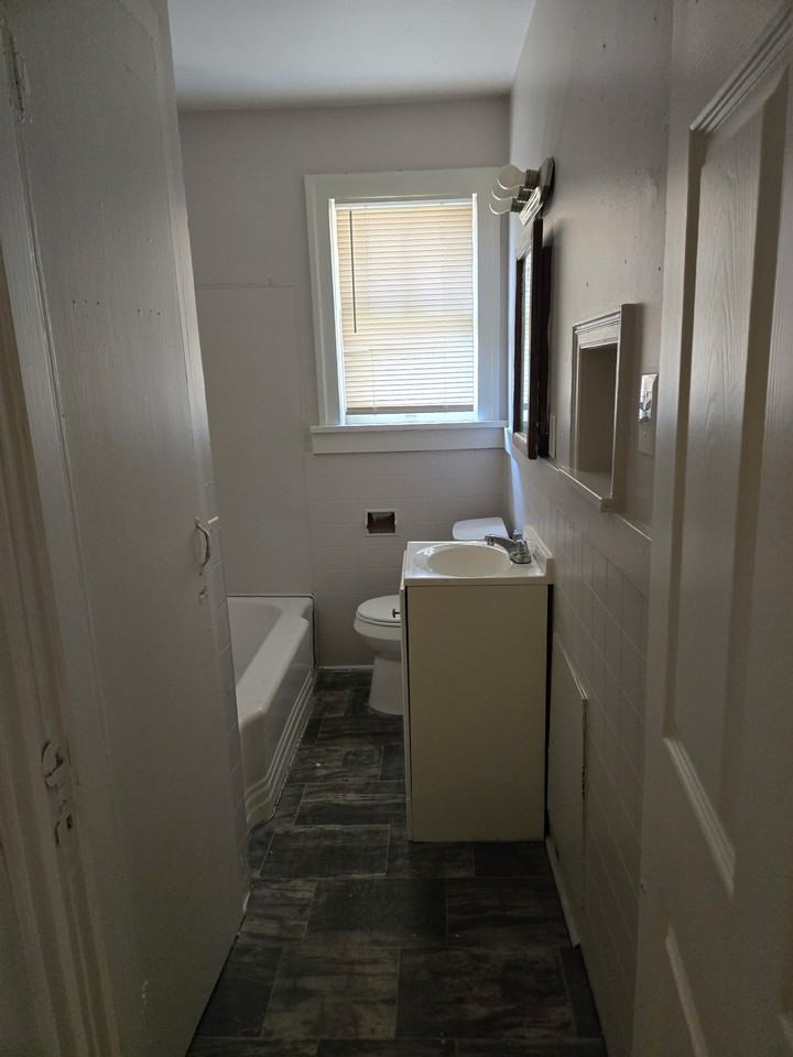706 W 16th St - Photo 6 of 6