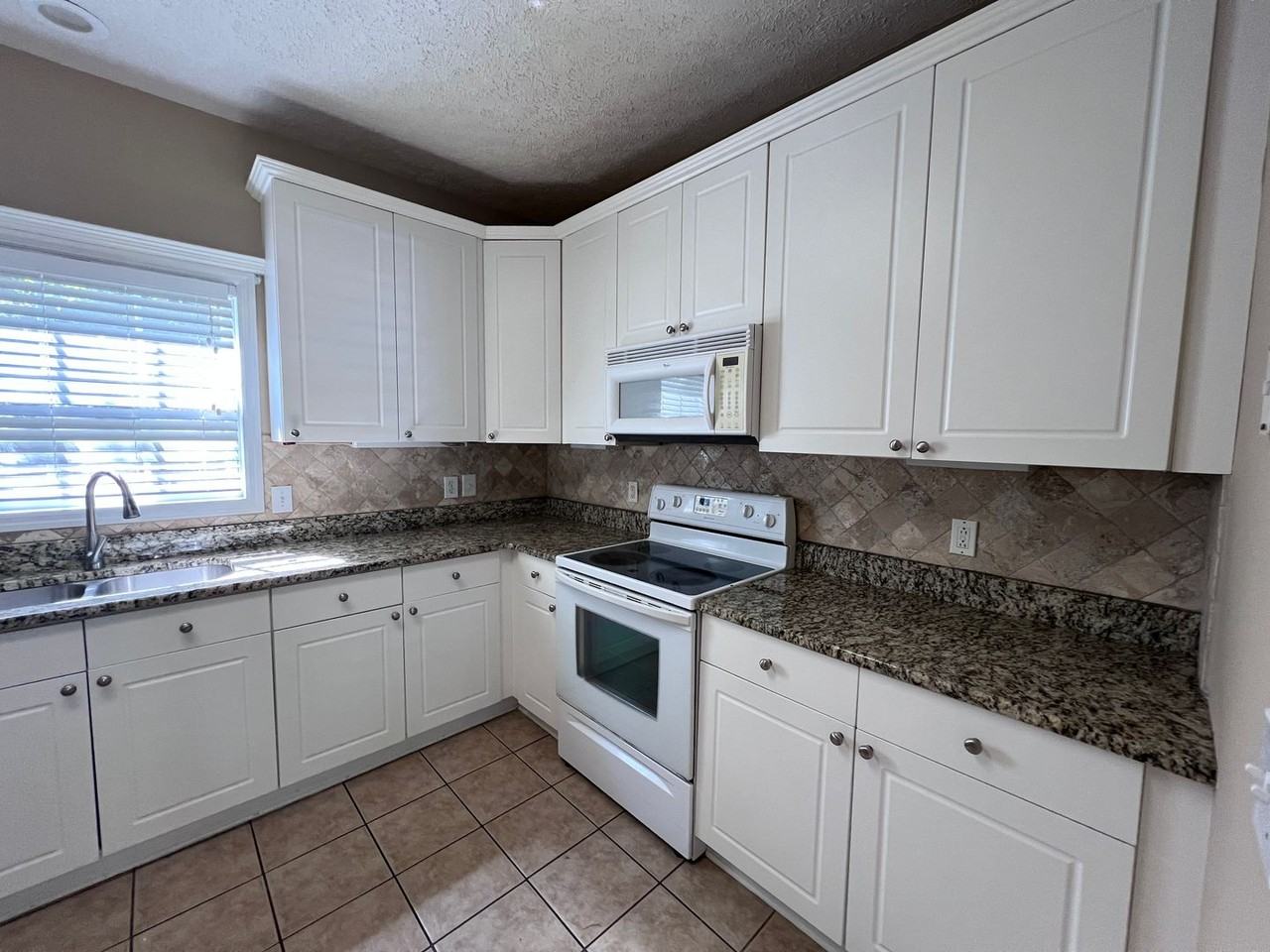 1293 N Dean Rd - Photo 7 of 27