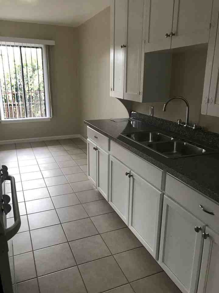 Spacious Studio & 1 - Photo 3 of 21