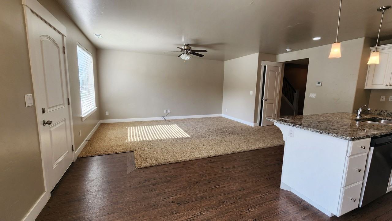 576 N 220 E - Photo 4 of 21
