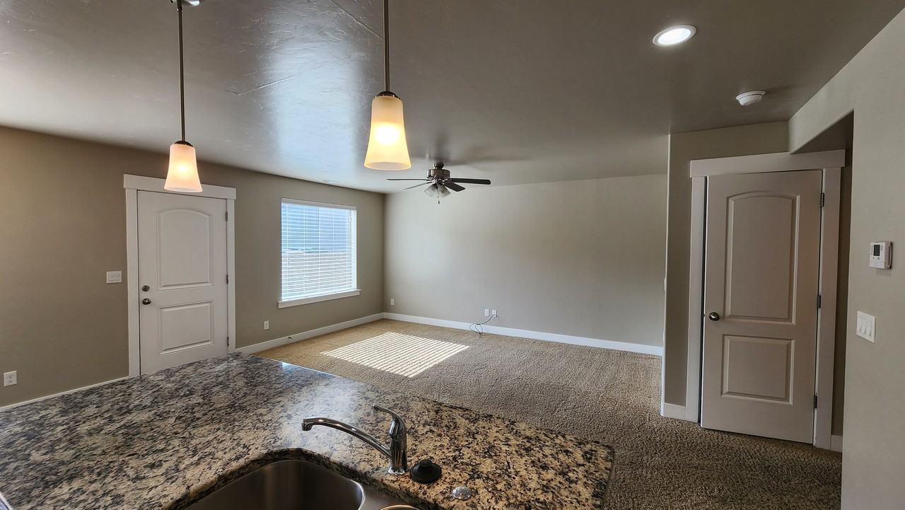576 N 220 E - Photo 5 of 21