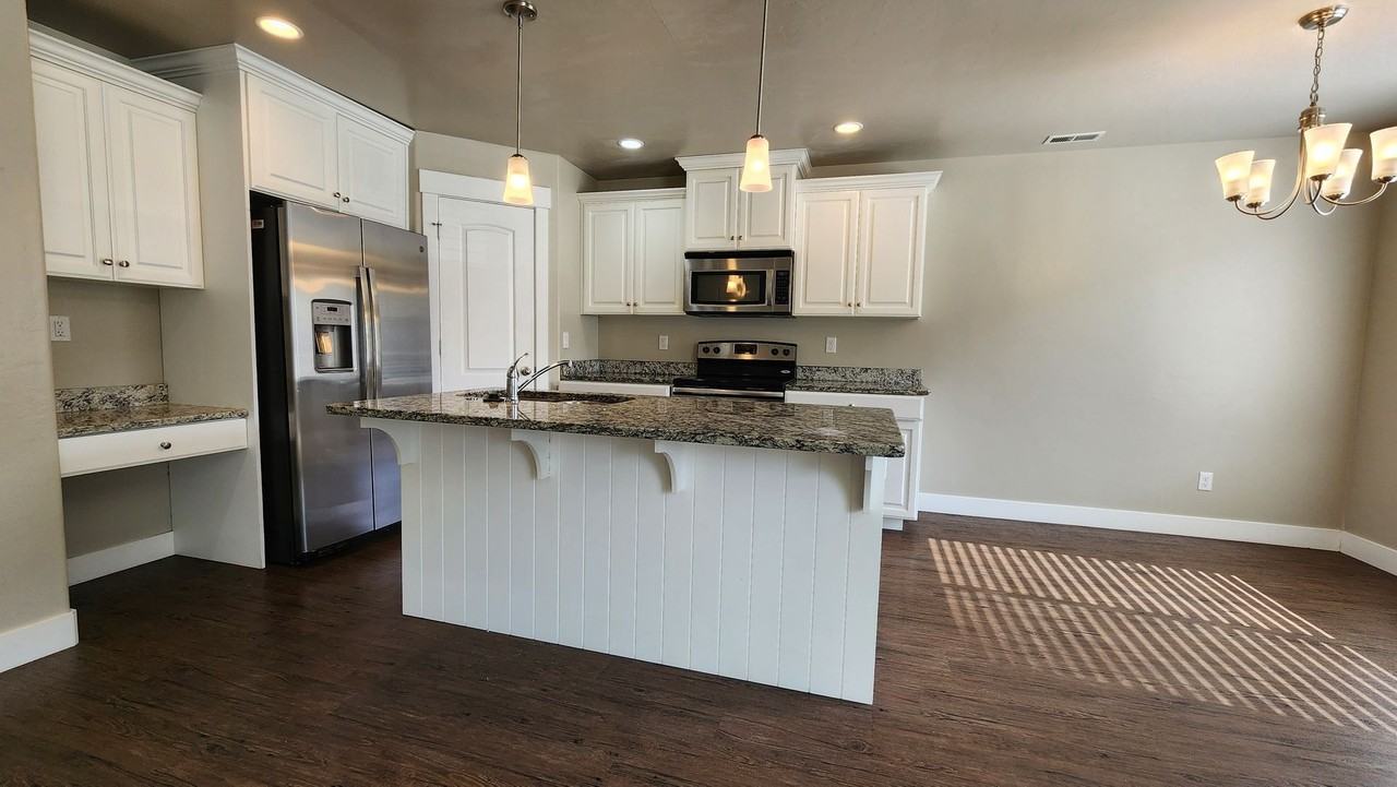 576 N 220 E - Photo 6 of 21