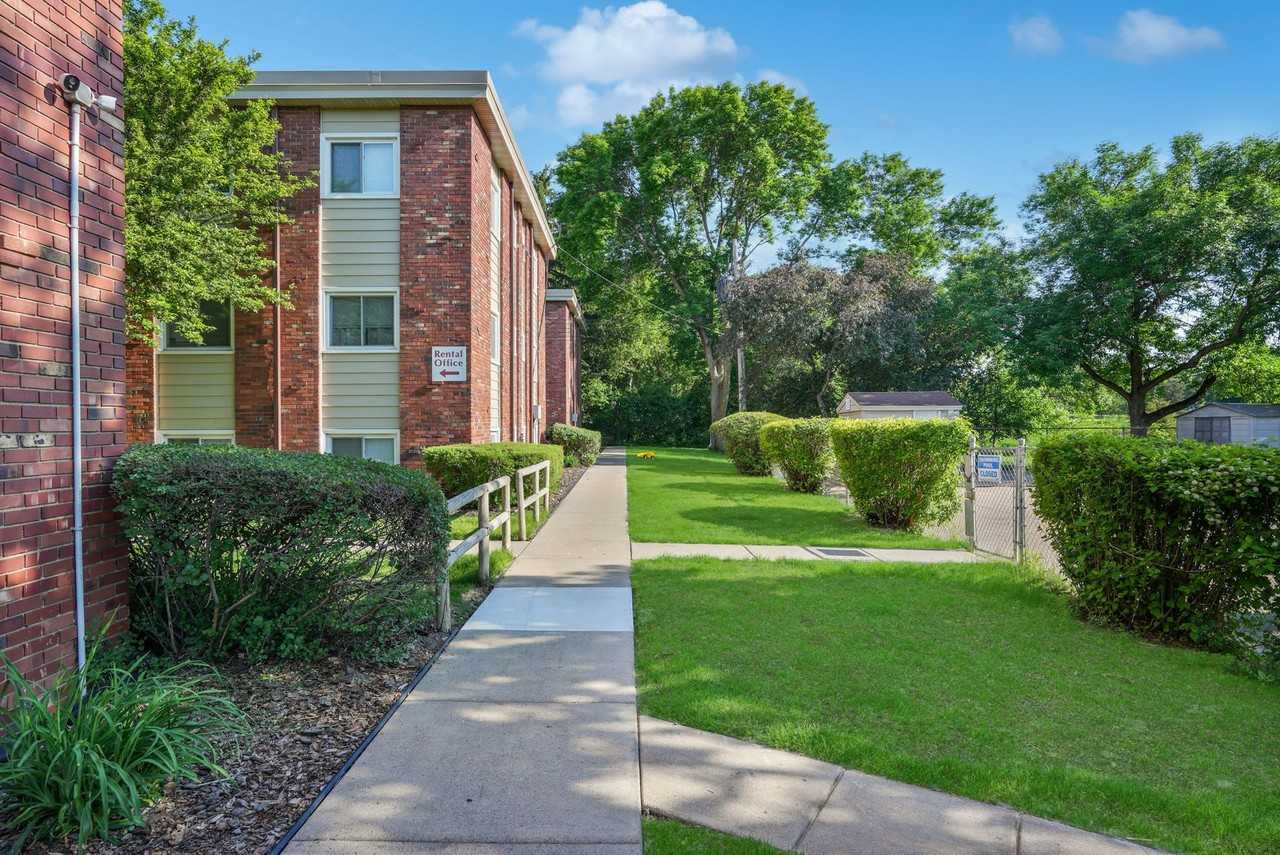 Lucia Lane Apts - Photo 5 of 36