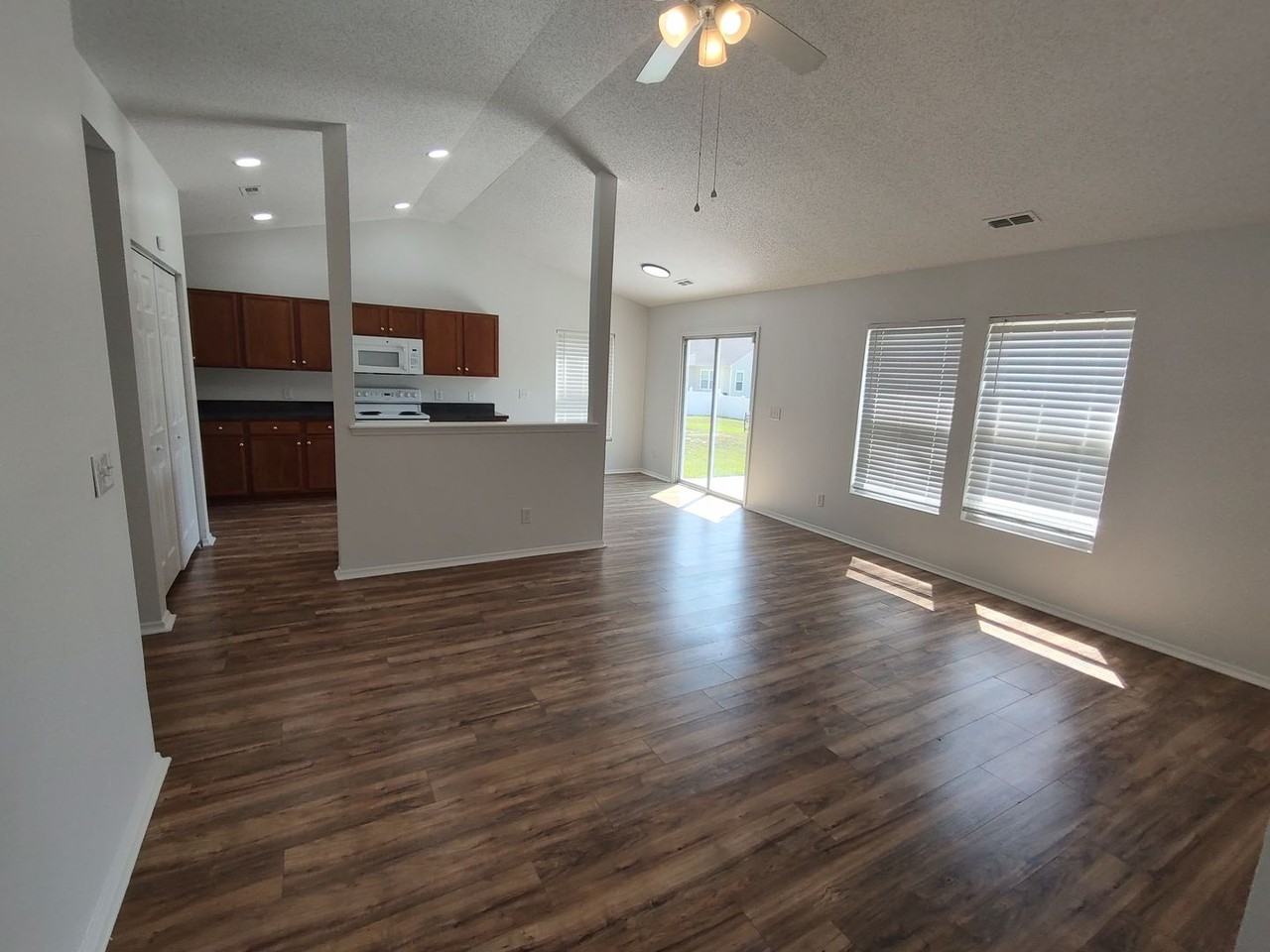 3038 Regency Oaks Dr - Photo 5 of 29