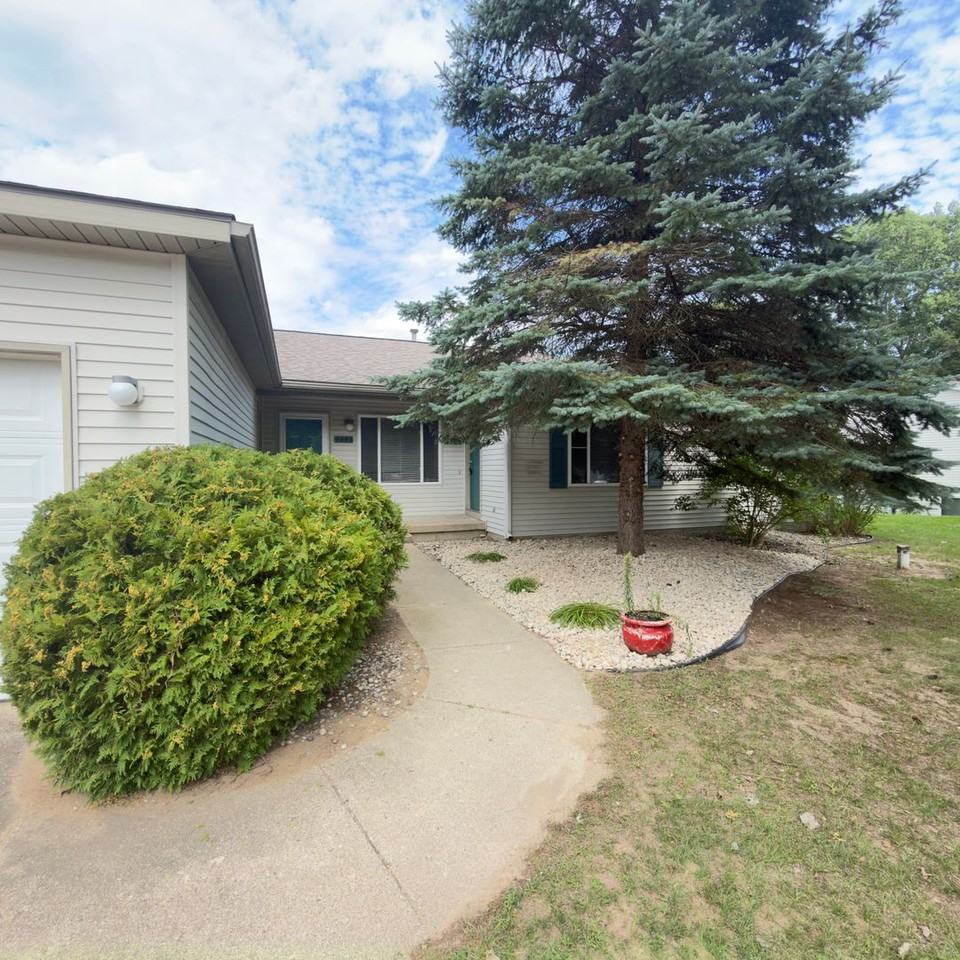 4443 Hillrise Ct Ne - Photo 2 of 20
