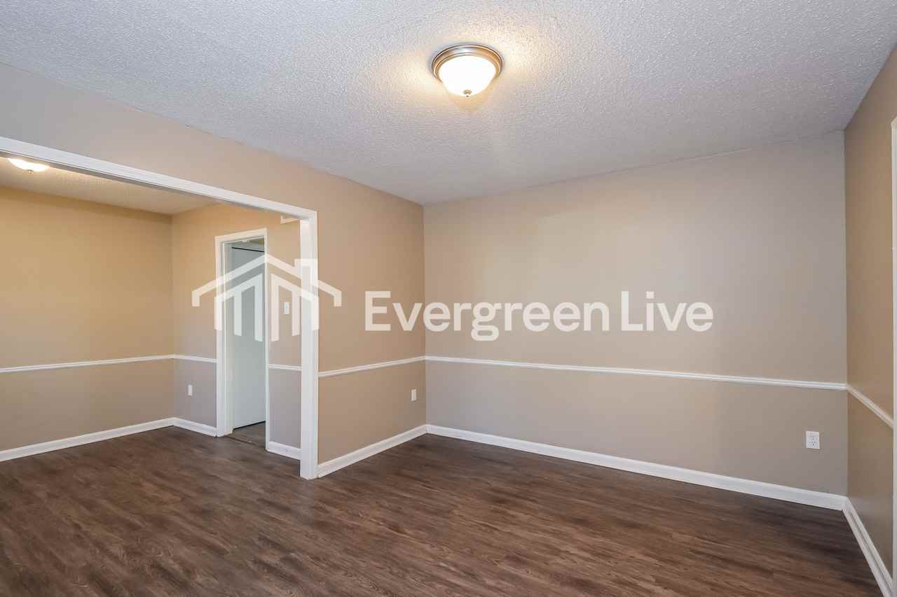 3061 Morningview Dr - Photo 4 of 15